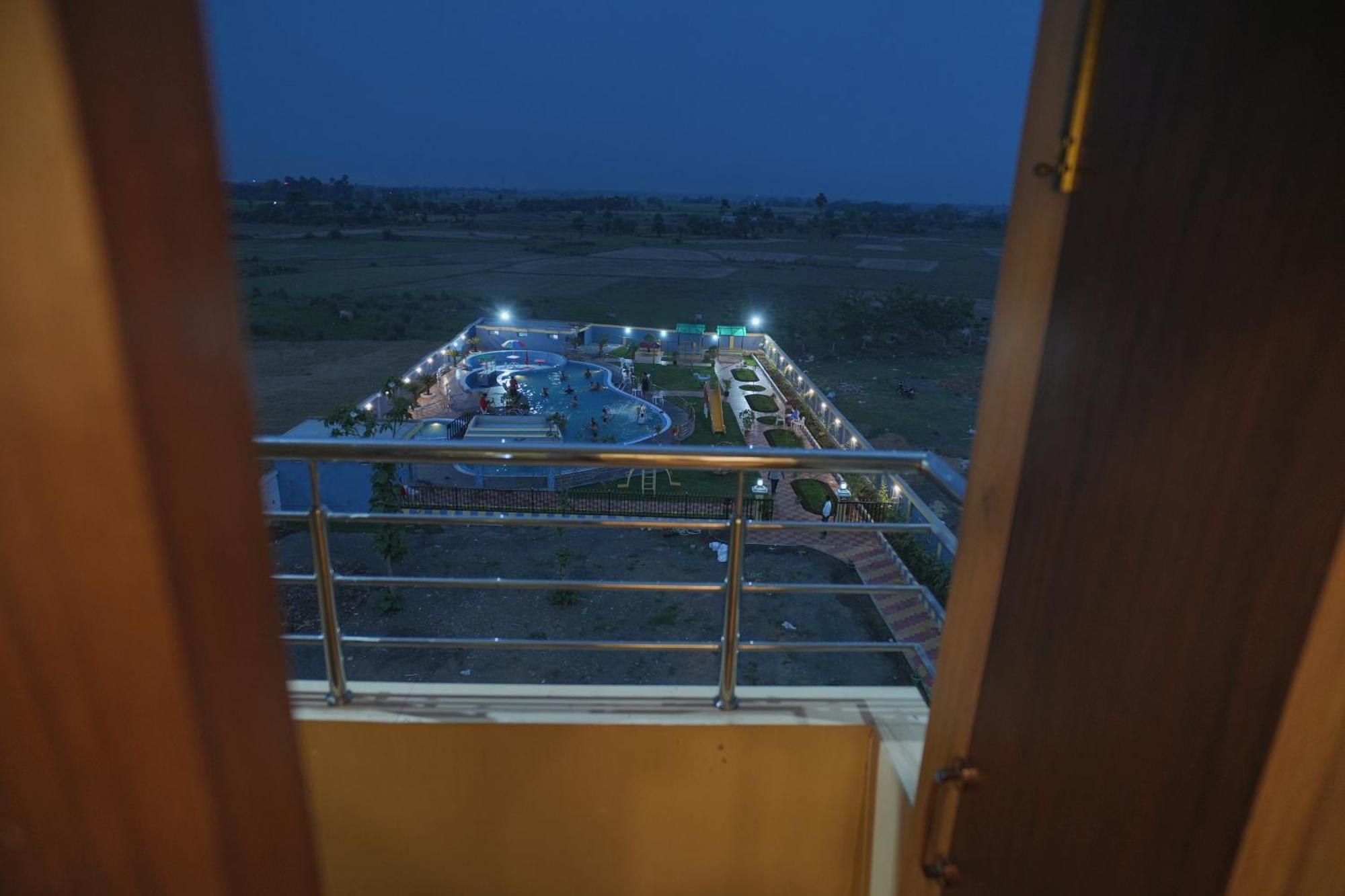 Hotel Aarohi Tarapith Exteriér fotografie